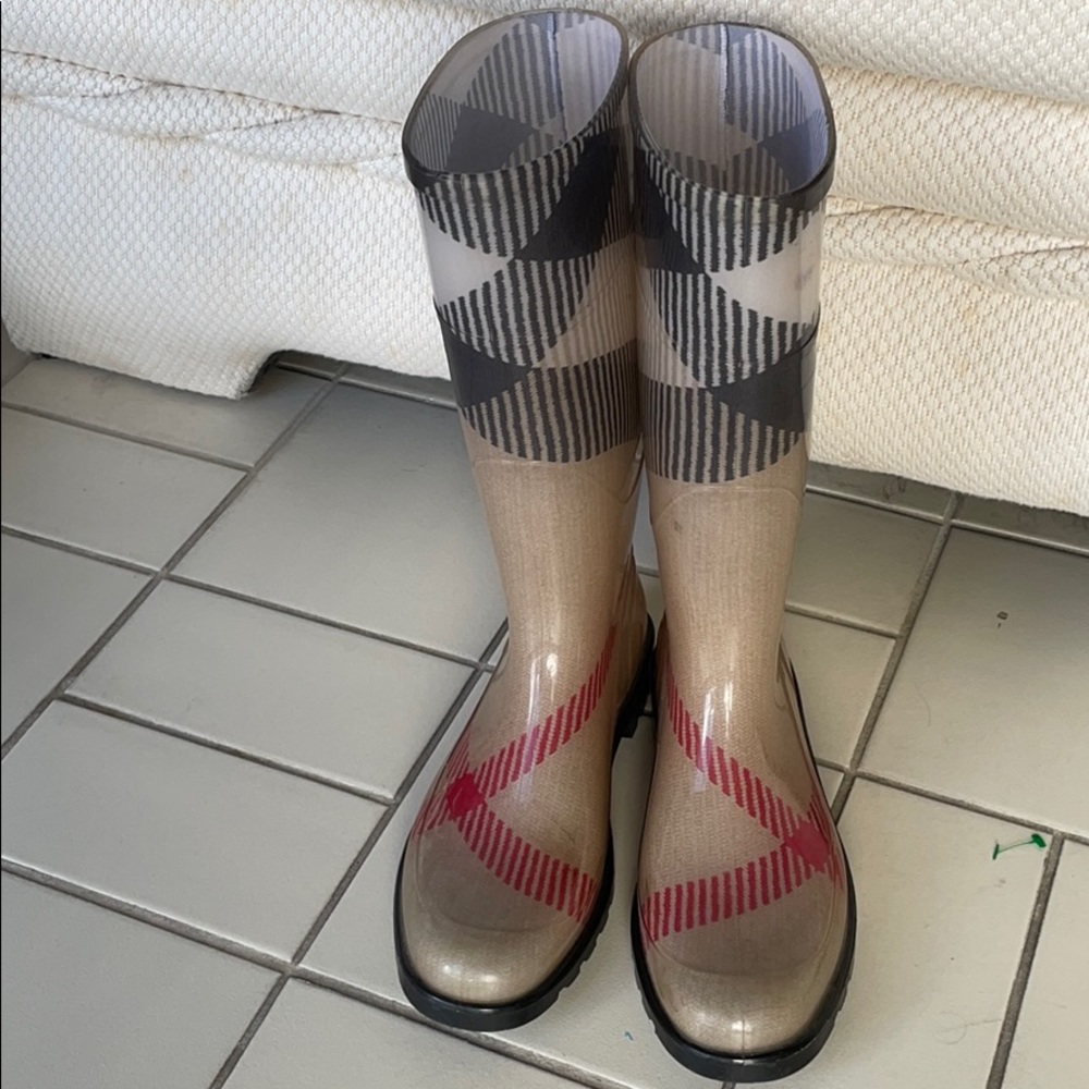 Burberry London rain boots 👢